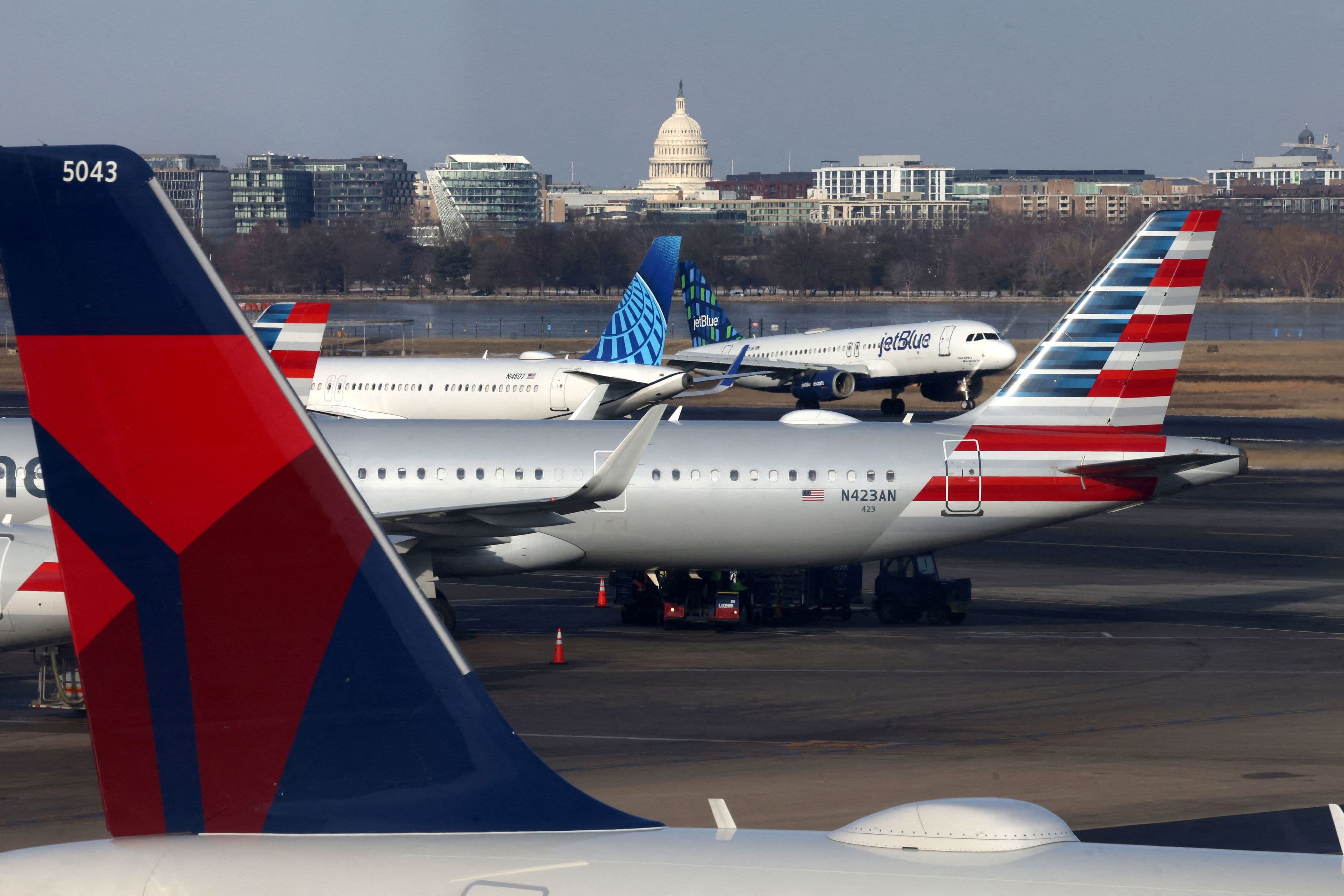 Lawmakers Push Airlines to Pass Fuel Savings to Consumers