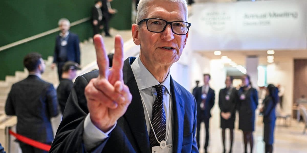 Apple's Cook Departure Signals Broader CEO Transition Trend