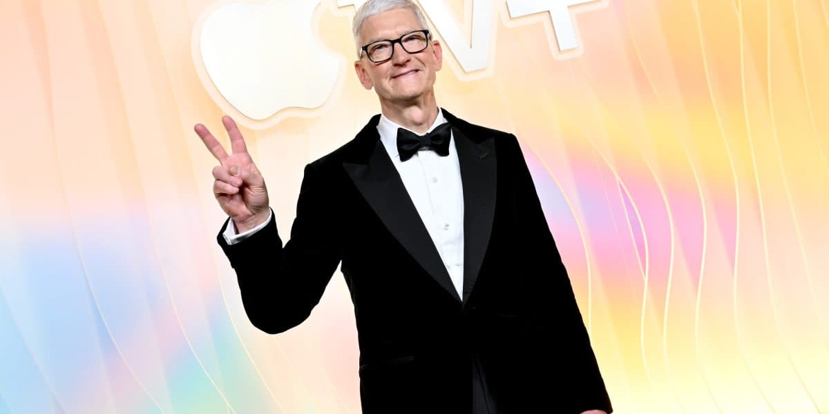 Apple Sets Succession Plan as Cook Era Nears End